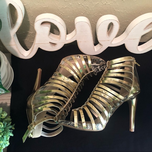 Gold strappy heels to bring out wow of the outfit - Picture 4 of 7